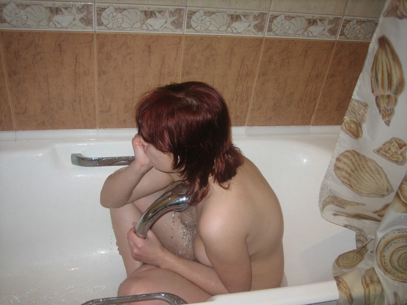 Развратная Оля купается в ванной 1 фото