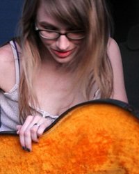Элли позирует с гитарой в руках 13 фотография