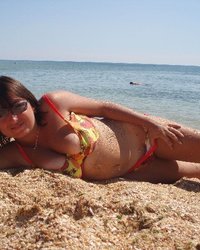 Жена с огромными дойками веселится на морском пляже 10 фотография
