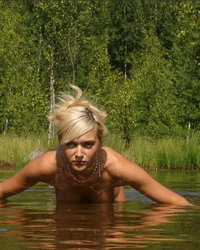 Красотка на озере показала свое отличное тело 3 фотография