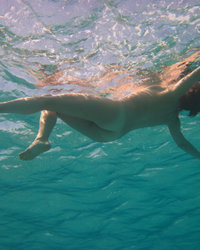 Голая Кристина отдыхает на море 17 фотография