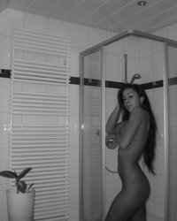 Кристина позирует в ванной 9 фото