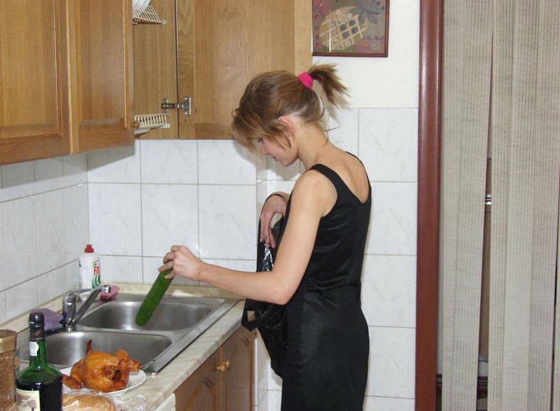 Домохозяйка соблазняет мужа, засунув пальчики в вагину 1 фото