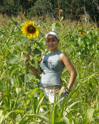 Деревенская девушка позирует в поле голышом 2 фото
