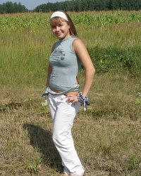 Деревенская девушка позирует в поле голышом 1 фотография