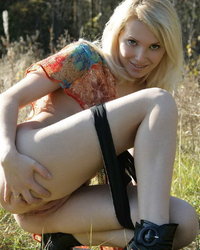 Блондинка на поляне с голой жопой 16 фото