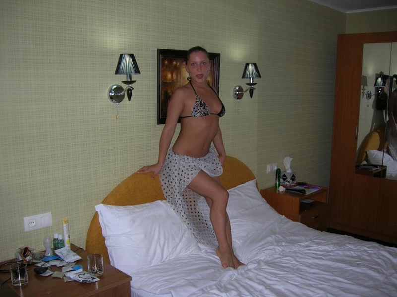 Бойкая девица позирует для друга в номере курортного отеля 8 фото