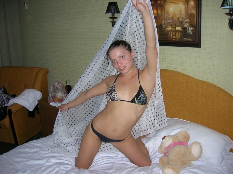 Бойкая девица позирует для друга в номере курортного отеля 2 фото