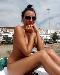 Развратная девушка загорает на пляже топлесс 23 фотография