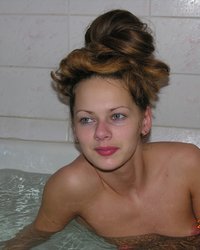 Голубоглазая Даша в ванной 8 фото