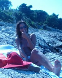 Красавица-жена отдыхает на нудистском пляже на море 3 фотография