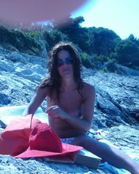 Красавица-жена отдыхает на нудистском пляже на море 7 фотография