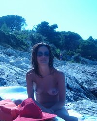 Красавица-жена отдыхает на нудистском пляже на море 1 фотография