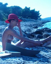 Красавица-жена отдыхает на нудистском пляже на море 16 фотография