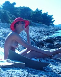 Красавица-жена отдыхает на нудистском пляже на море 17 фото