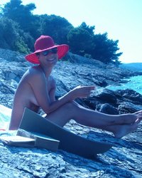 Красавица-жена отдыхает на нудистском пляже на море 12 фото