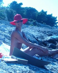 Красавица-жена отдыхает на нудистском пляже на море 13 фотография