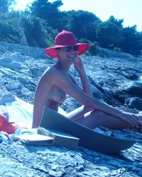 Красавица-жена отдыхает на нудистском пляже на море 15 фотография