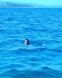 Красавица-жена отдыхает на нудистском пляже на море 18 фотография