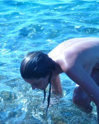 Красавица-жена отдыхает на нудистском пляже на море 21 фотография