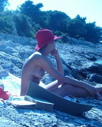 Красавица-жена отдыхает на нудистском пляже на море 14 фотография