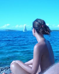 Красавица-жена отдыхает на нудистском пляже на море 27 фотография