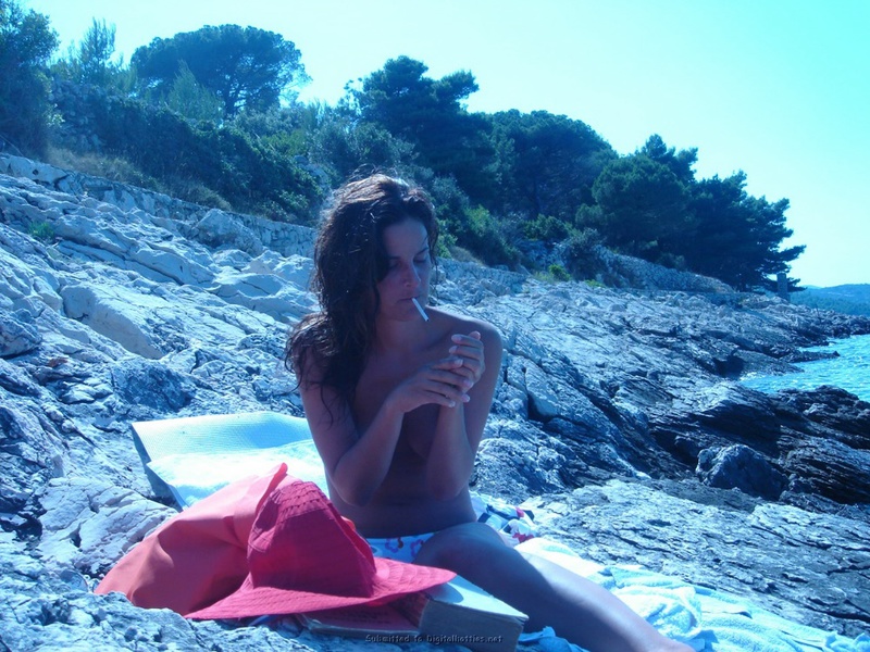 Красавица-жена отдыхает на нудистском пляже на море 10 фото