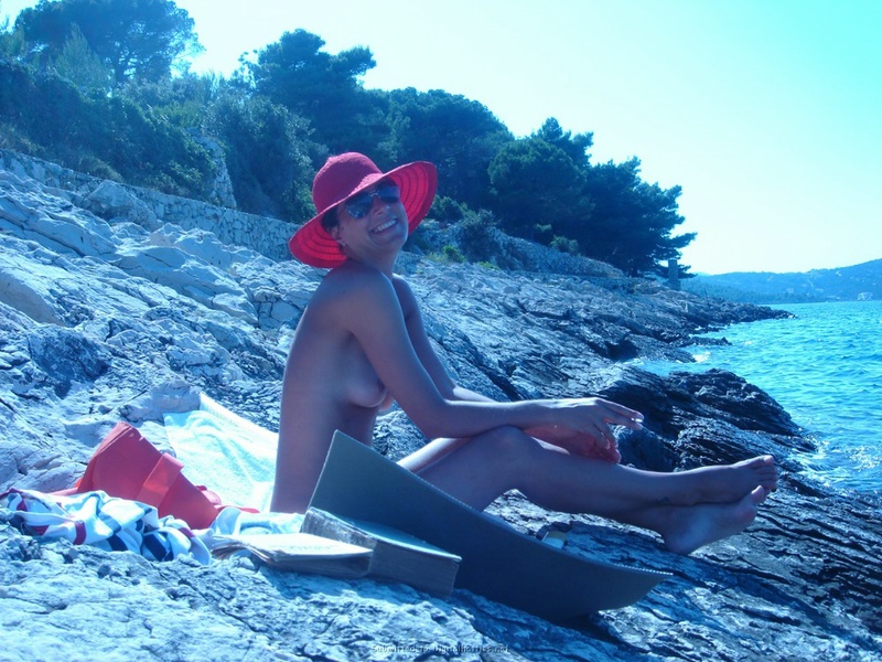Красавица-жена отдыхает на нудистском пляже на море 11 фото