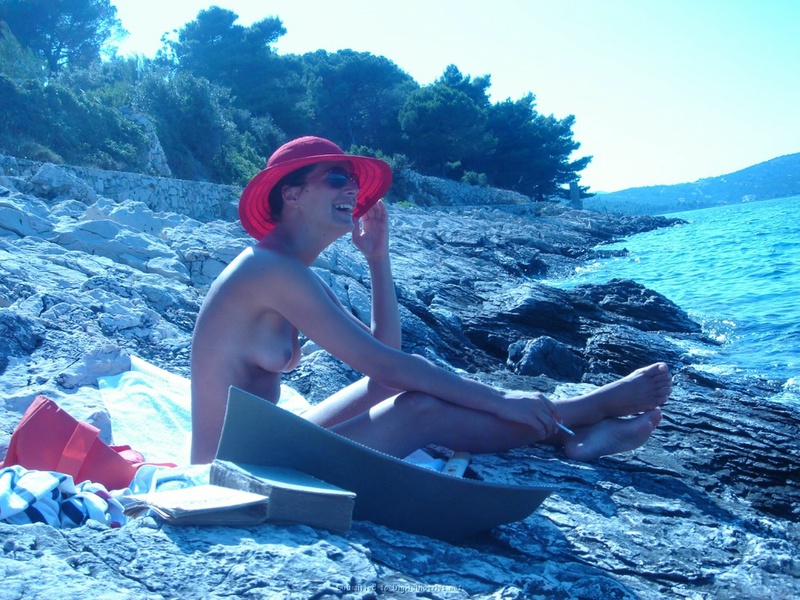 Красавица-жена отдыхает на нудистском пляже на море 17 фото