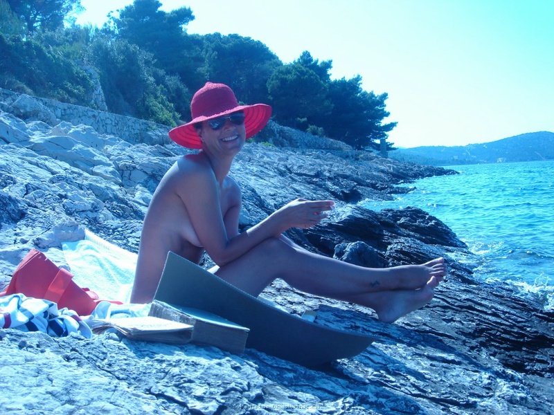 Красавица-жена отдыхает на нудистском пляже на море 12 фото