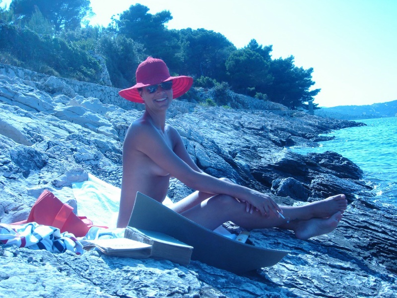 Красавица-жена отдыхает на нудистском пляже на море 13 фото