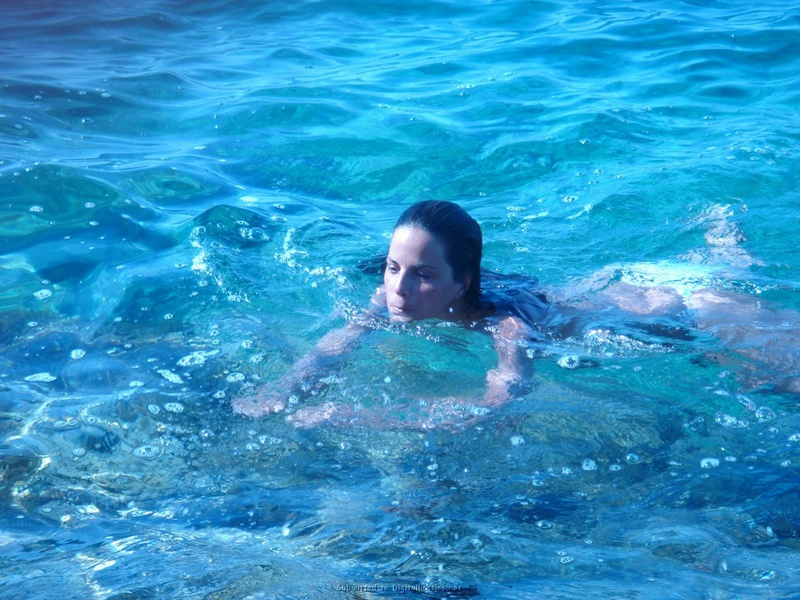 Красавица-жена отдыхает на нудистском пляже на море 19 фото