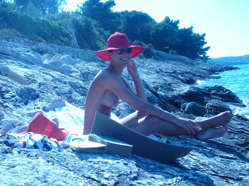 Красавица-жена отдыхает на нудистском пляже на море 15 фото