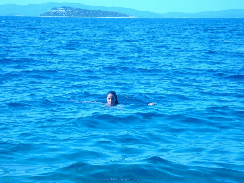 Красавица-жена отдыхает на нудистском пляже на море 18 фото