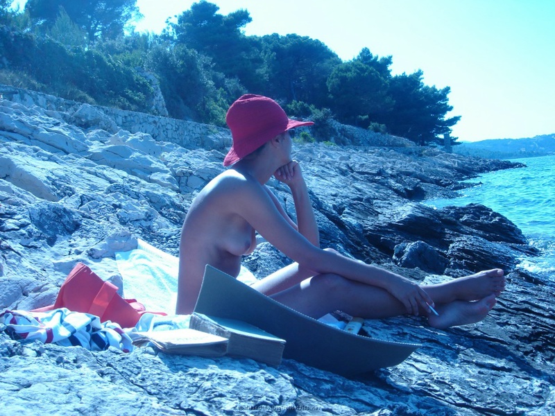 Красавица-жена отдыхает на нудистском пляже на море 14 фото