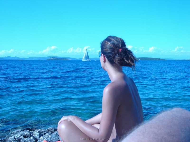 Красавица-жена отдыхает на нудистском пляже на море 27 фото