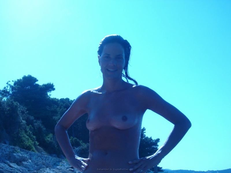 Красавица-жена отдыхает на нудистском пляже на море 23 фото
