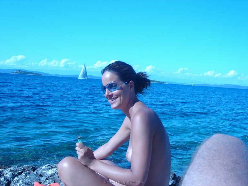 Красавица-жена отдыхает на нудистском пляже на море 26 фото