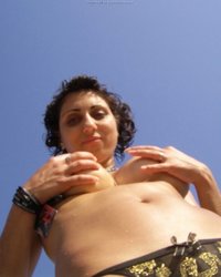 Парень убедил спутницу обнажить грудь на людном пляже 3 фотография