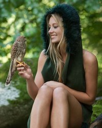 Карина  позирует в лесу с ястребом 1 фотография