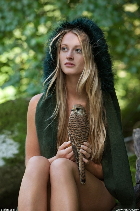 Карина  позирует в лесу с ястребом 2 фото