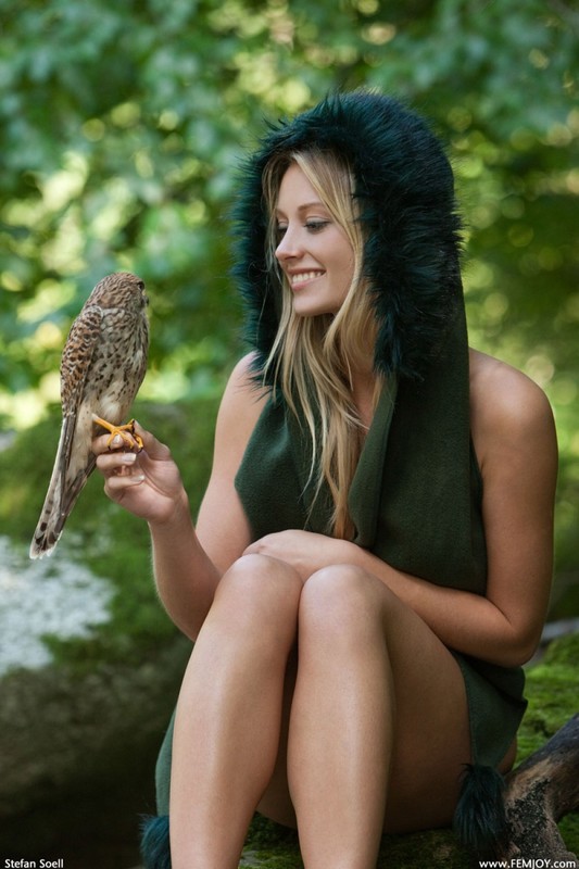 Карина  позирует в лесу с ястребом 1 фото