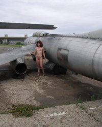 Брюнеточка позирует у старого самолета 6 фотография