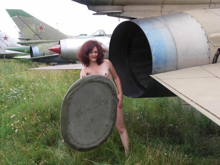 Брюнеточка позирует у старого самолета 11 фото