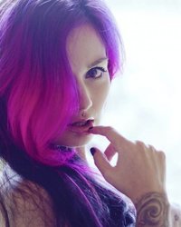 Фернанда с фиолетовыми волосами показывает свои прелести 36 фотография