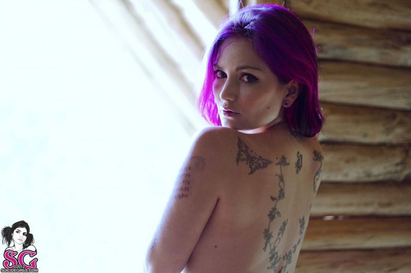 Фернанда с фиолетовыми волосами показывает свои прелести 38 фото
