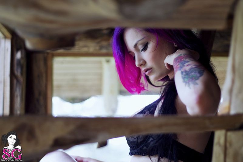 Фернанда с фиолетовыми волосами показывает свои прелести 33 фото