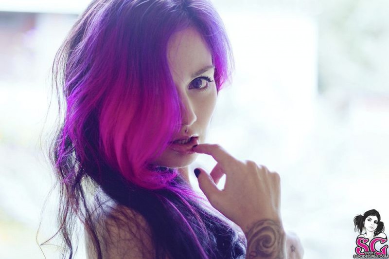 Фернанда с фиолетовыми волосами показывает свои прелести 36 фото