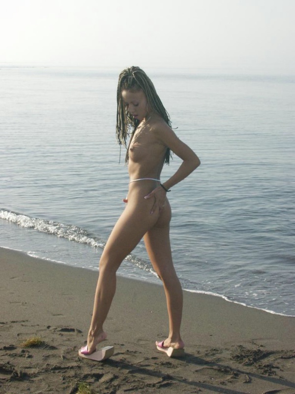 Красивая телочка оголилась на пляже 8 фото