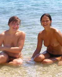 Две подружки любят загорать с голыми сиськами 7 фотография
